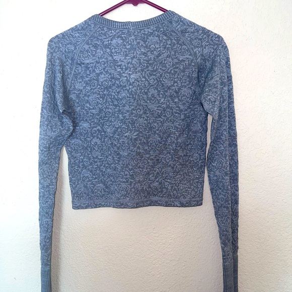 LULULEMON CROP TOP LONG SLEEVE LIGHT GREY COLOR SIZE 6 EUC - Picture 5 of 10